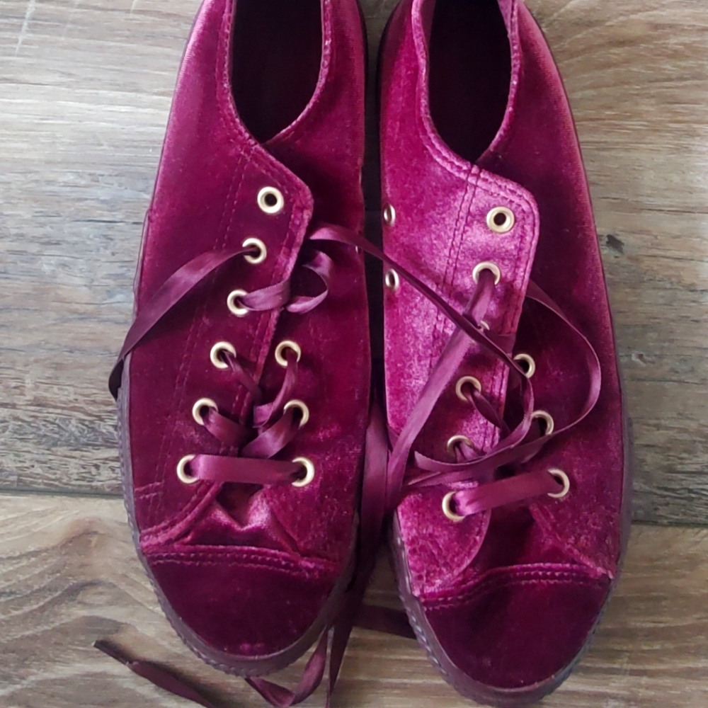 Size 6 purple/ burgundy velvet converse